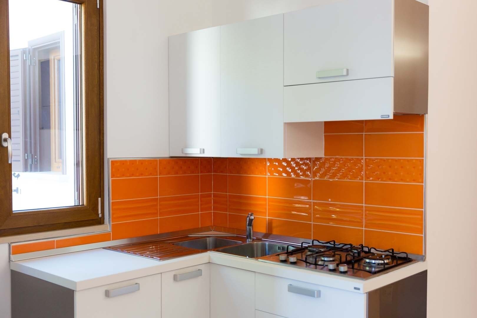 Kühlschrank, Ofen, Herdplatte, Wasserkocher mit Kaffee-/Teezubehör