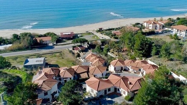 A coastal residential area with houses featuring red-tiled roofs, a beach, and a clear view of the ocean. - Orizzonte Blu Superior 11, Palinuro, Cilento (Palinuro)