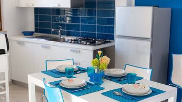 Kühlschrank, Ofen, Herdplatte, Wasserkocher mit Kaffee-/Teezubehör