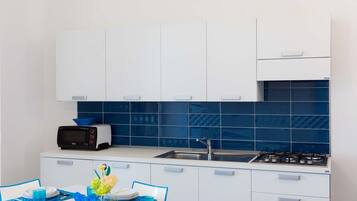 Kühlschrank, Ofen, Herdplatte, Wasserkocher mit Kaffee-/Teezubehör