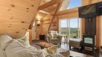 Een smart-tv, een open haard en een stereo