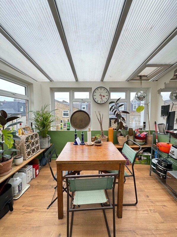 2 bedrooms, laptop workspace, iron/ironing board, bed sheets - Homely Flat W/terrace, 3 Mins to Battersea Park (London)