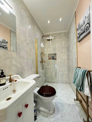 Appartement de base | Salle de bain | Douche, séchoir à cheveux, serviettes fournies, savon