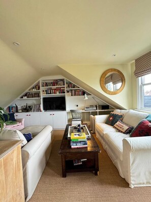 Living area - Homely Flat W/terrace, 3 Mins to Battersea Park (London)