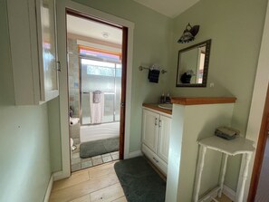 Hair dryer, towels, soap, shampoo - Creekside Side Pet Friendly Retreat  (Silverton)