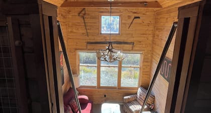 Creekside Side Pet Friendly Retreat