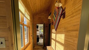 Un intérieur en bois avec un banc et un tapis.