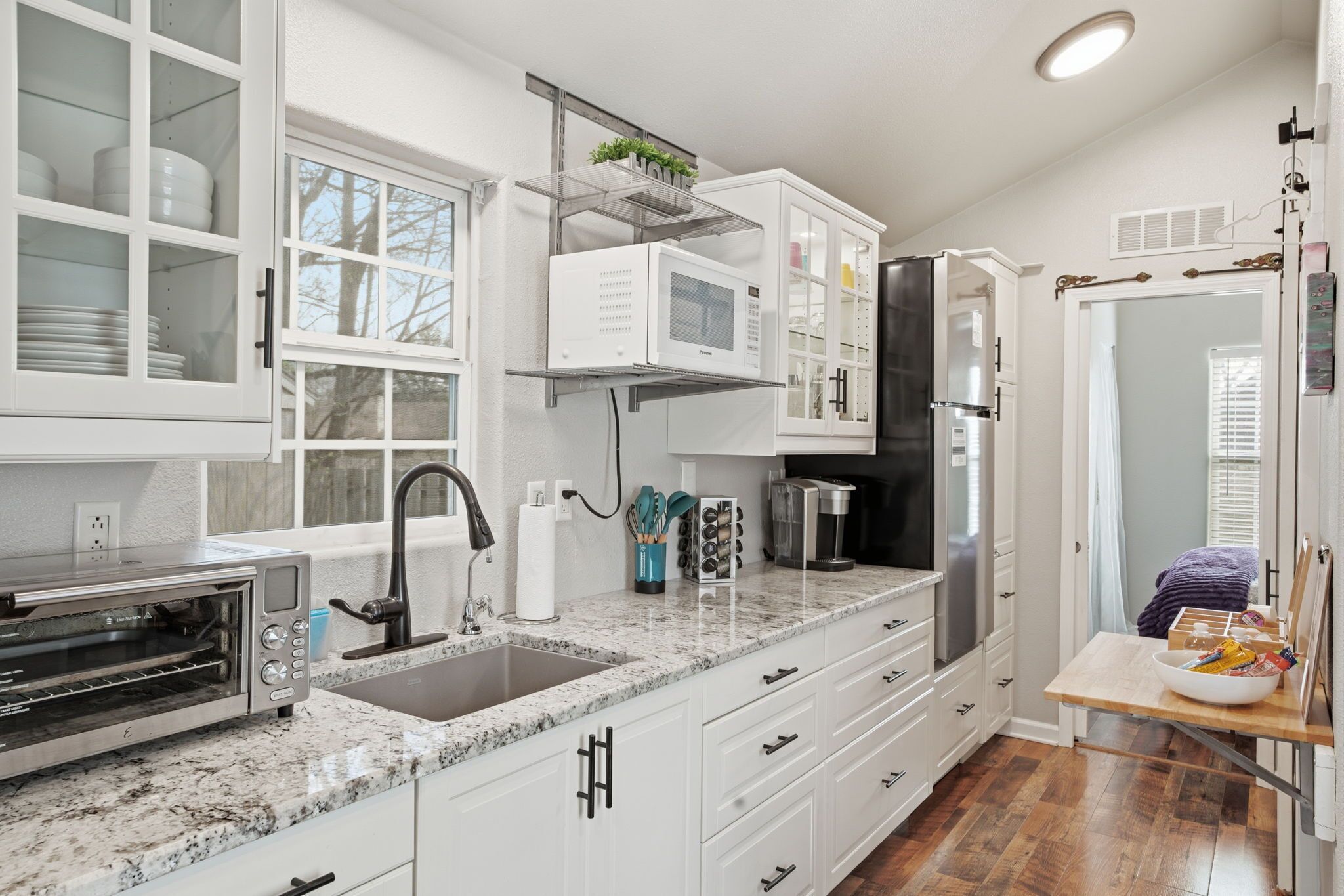 Réfrigérateur, plaque de cuisson, cafetière/bouilloire, grille-pain