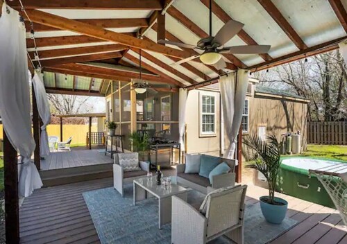 Fire Pit | Cozy | Pets OK | WiFi | Fenced Yard