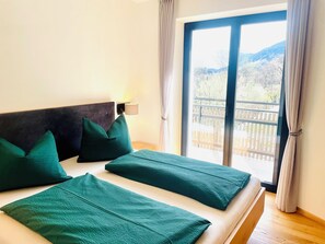 2 bedrooms, travel cot, free WiFi, bed sheets