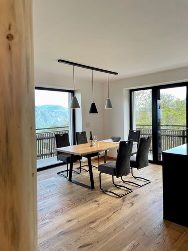90 m² neue Ferienwohnung mit Bergblick, sonnenverwöhnten Balkon und WLAN.