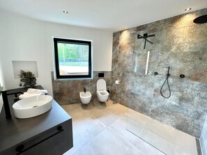 Douche, sèche-cheveux, bidet, serviettes fournies