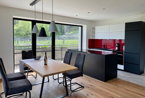 90 m² neue Ferienwohnung mit Bergblick, sonnenverwöhnten Balkon und WLAN.