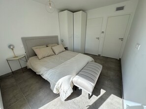 3 habitaciones, tabla de planchar con plancha, cuna de viaje y wifi 
