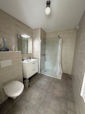 Shower, hair dryer, towels - Magnifique T4 Neuf 90m2 Avec Piscine à Ste Maxime au Cœur du Golfe de St Tropez (Sainte-Maxime)