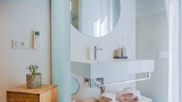 Design-Doppelzimmer, eigenes Bad | Hochwertige Bettwaren, Daunenbettdecken