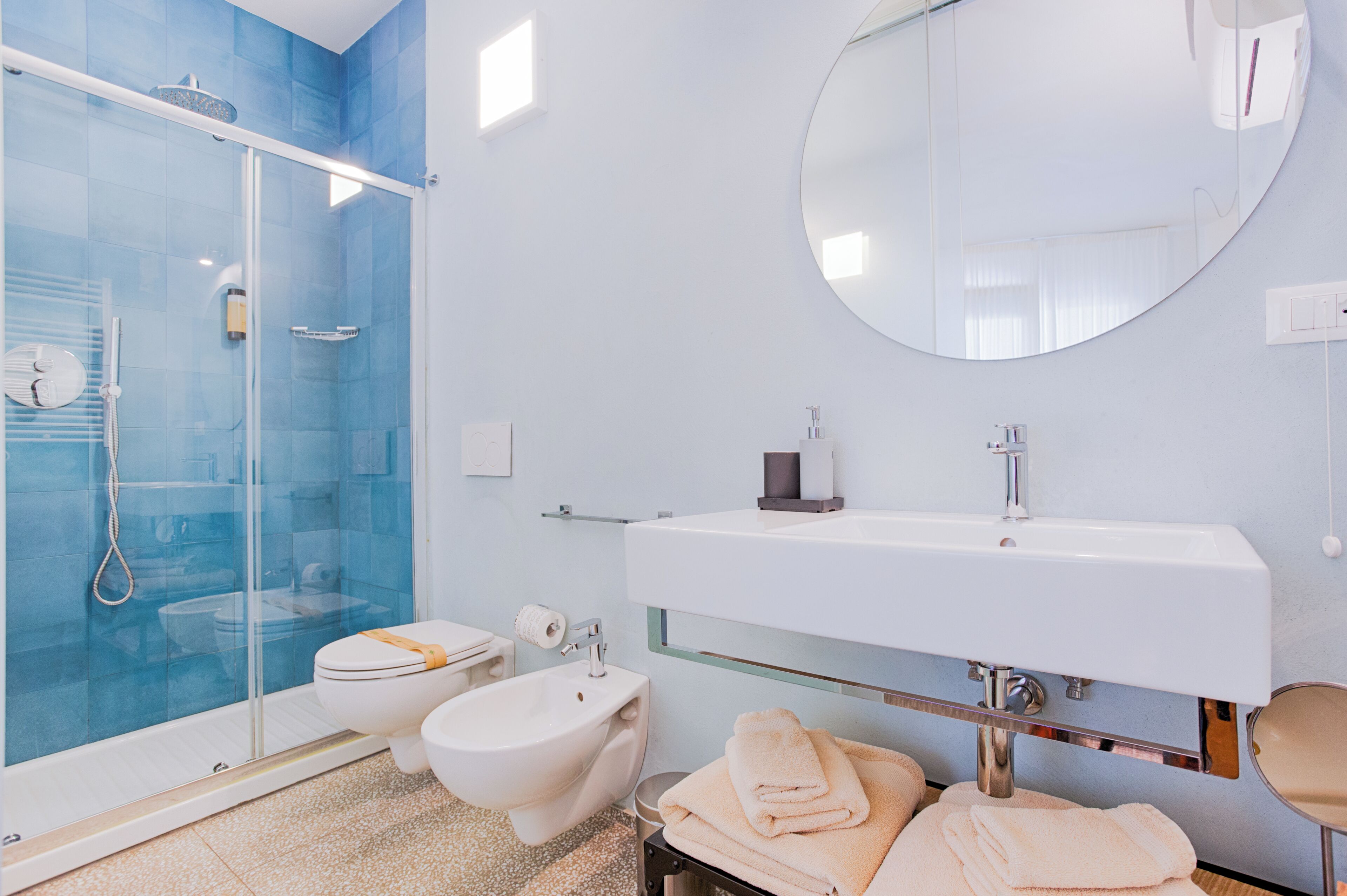 Junior Double Room, Private Bathroom, City View | Bathroom | Shower, rainfall showerhead, free toiletries, hair dryer