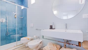 Junior Double Room, Private Bathroom, City View | Bathroom | Shower, rainfall showerhead, free toiletries, hair dryer