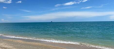 Plage privée à proximité, sable blanc, chaises longues, parasols