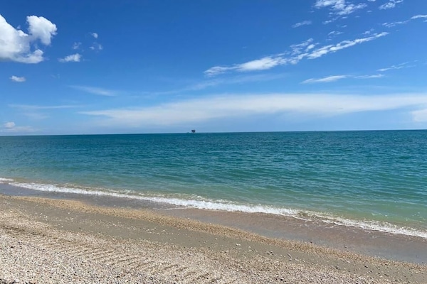 Praia particular nas proximidades, areia branca, espreguiçadeiras