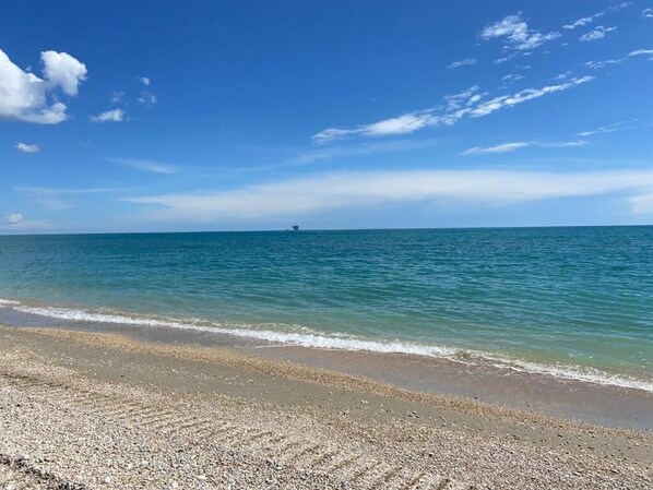 在附近的私人海滩、白沙、沙滩椅、海滩遮阳伞