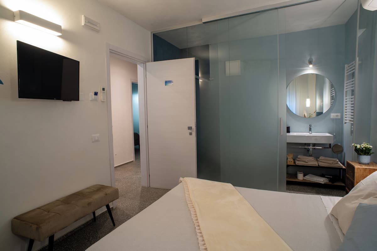 Junior tweepersoonskamer, privébadkamer, uitzicht op stad | Luxe beddengoed, donzen dekbedden, bedden met traagschuimmatras