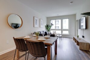 Business Apartment | In-room dining - Prime Location Apartment at Alexandria (Alexandria)