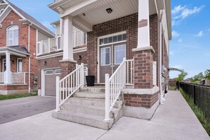 Exterior - 4BR 2 king 3 Queen  6 beds in total  3 GBPS Wi-Fi (Kitchener)