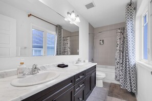 Hair dryer, towels - 4BR 2 king 3 Queen  6 beds in total  3 GBPS Wi-Fi (Kitchener)