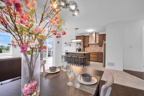 4BR 2 king 3 Queen  6 beds in total  3 GBPS Wi-Fi