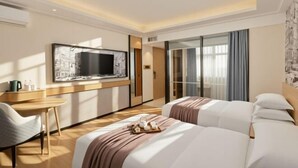 Une chambre d’hôtel avec un lit, un bureau, une chaise, une télévision et une grande fenêtre.