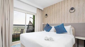Basic Apartment - Stylish 1BD Retreat w/ Patiojumeirah Lake Towers (Dubai)