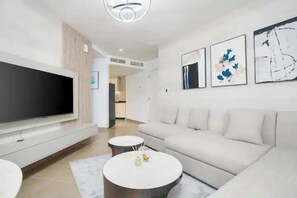 Basic-Apartment | Wohnbereich | Fernseher