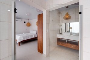 3 habitaciones, caja de seguridad en la habitación y escritorio 