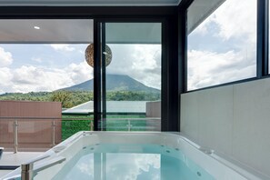 Ein modernes Badezimmer mit einer Glaskabinentubus und Bergblick.
