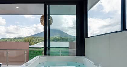 Cozy brand new Villa, private pool, jacuzzi, balcony, volcano view, 3 stories