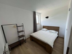 15 bedrooms, WiFi, bed sheets