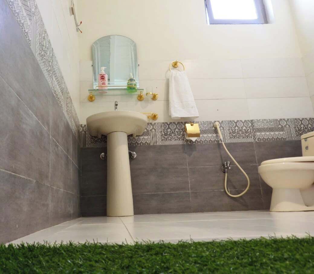 Deluxe Double Room | Bathroom | Shower, designer toiletries, towels, soap