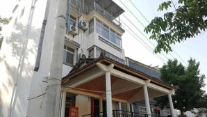 A multi-story building with a covered entrance and a balcony. - Qingliangzhai Liu Yinong Family Lodging (Wuhan)