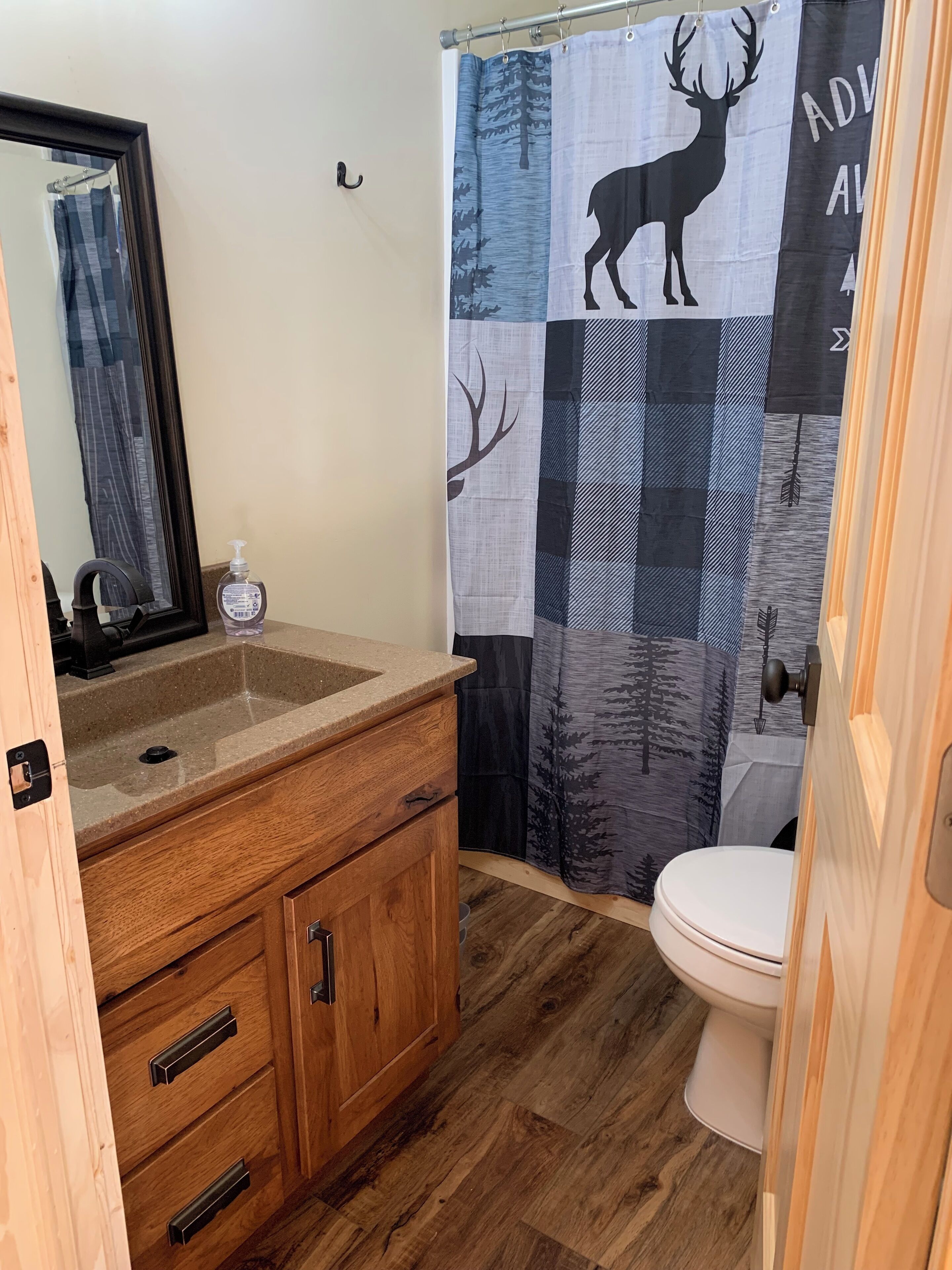 Sèche-cheveux, serviettes fournies, savon, shampoing