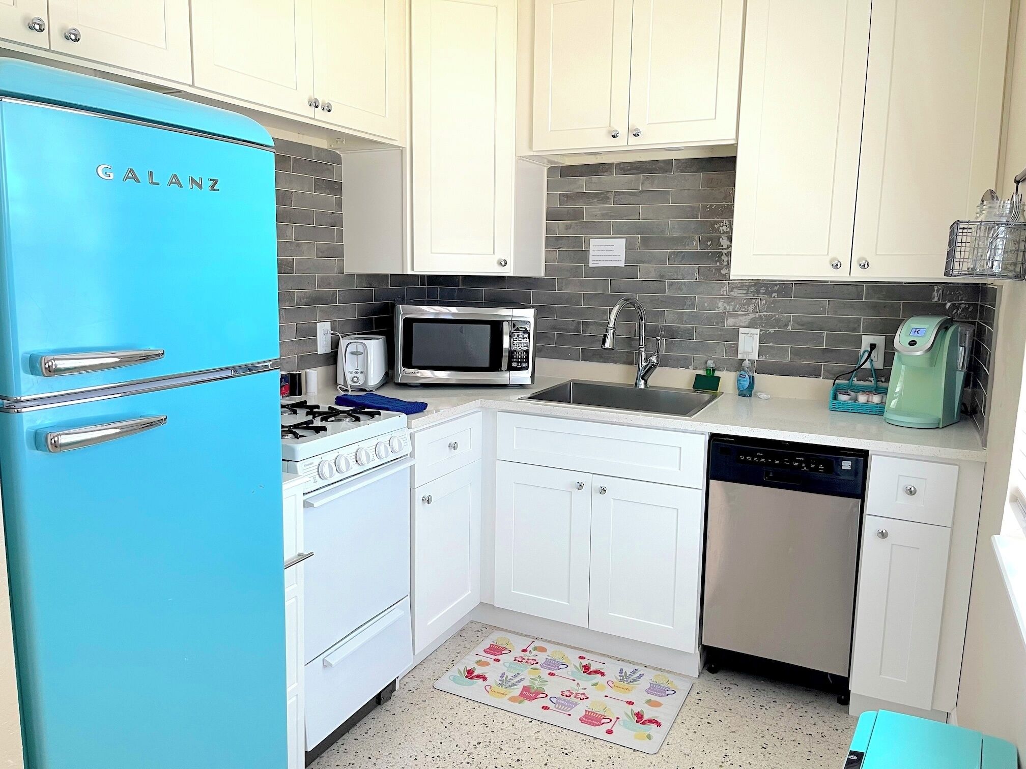 Kjøleskap, mikrobølgeovn, ovn og oppvaskmaskin