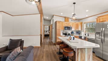 Kjøleskap, mikrobølgeovn, ovn og kokeplater