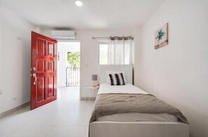 WiFi, bed sheets - Furnished studio in Villareal B

 (Tamarindo)