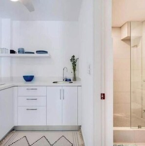 Towels, soap, toilet paper - Furnished studio in Villareal B

 (Tamarindo)