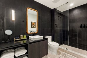 Douche, sèche-cheveux, serviettes fournies