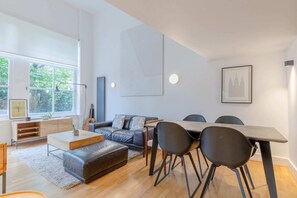 Dining - Chic 1BD Maisonette W/hot Tub, King's Cross! (London)