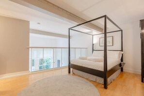 1 bedroom, laptop workspace, iron/ironing board, bed sheets - Chic 1BD Maisonette W/hot Tub, King's Cross! (London)