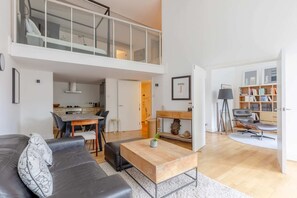 Living area - Chic 1BD Maisonette W/hot Tub, King's Cross! (London)