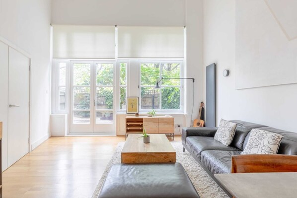 Living area - Chic 1BD Maisonette W/hot Tub, King's Cross! (London)