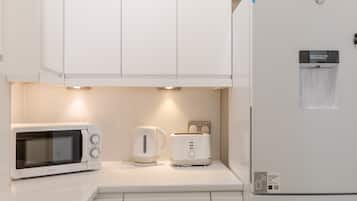 Basic Apartment | Private kitchen | Fridge, microwave, oven, stovetop